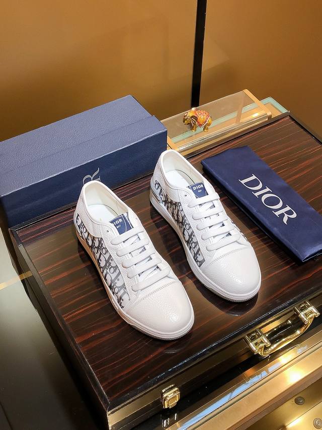 商品名称：Dior 迪奥 正规码数: 38-44 休闲鞋 商品材料：精选 牛皮鞋面，柔软羊皮内里；原厂大底。